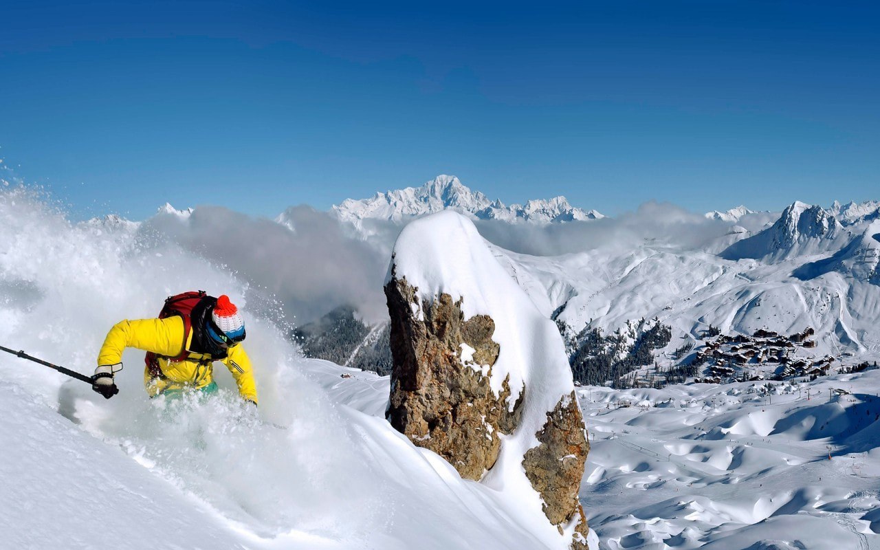 спортивные лыжи. тинь. болгария лыжи банско. карвинговые лыжи. альпы сноуборд.